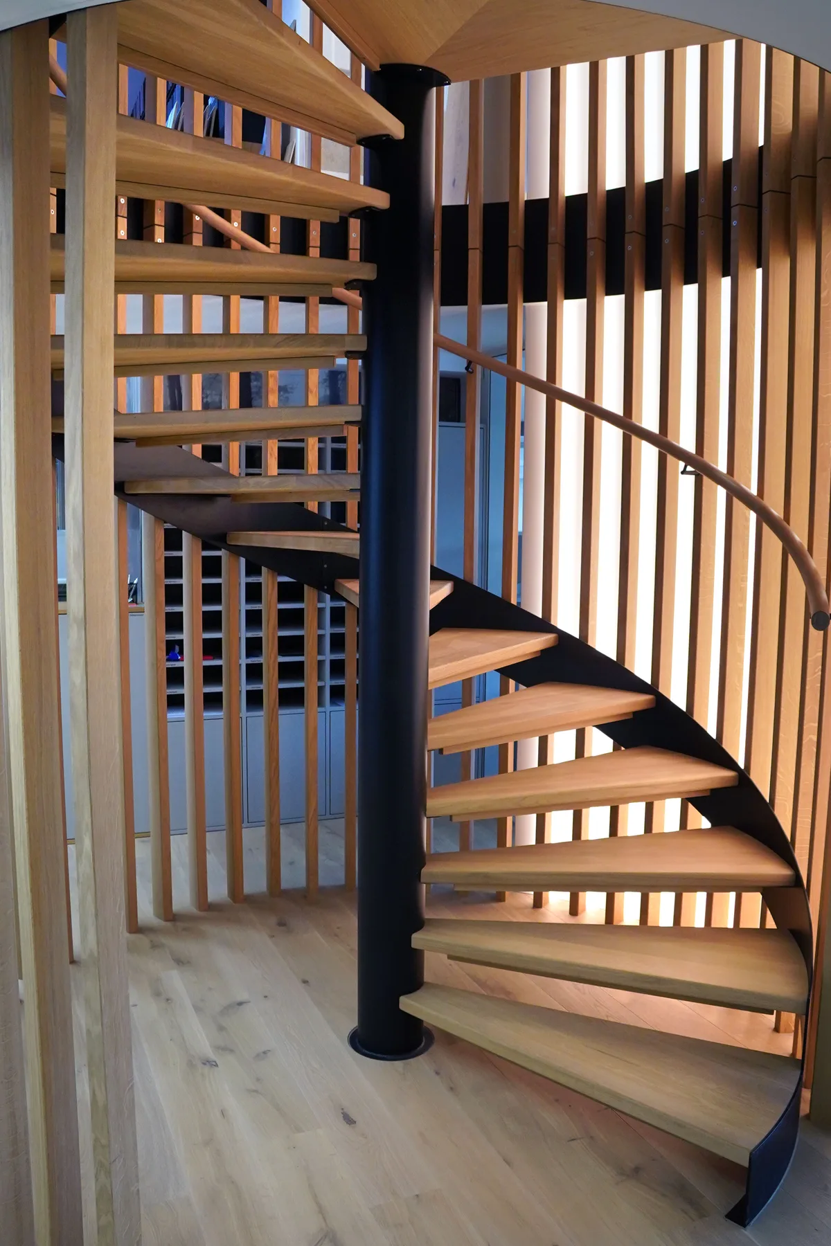 Eine schön gestaltete Wendeltreppe im Werk der Berschinger AG.